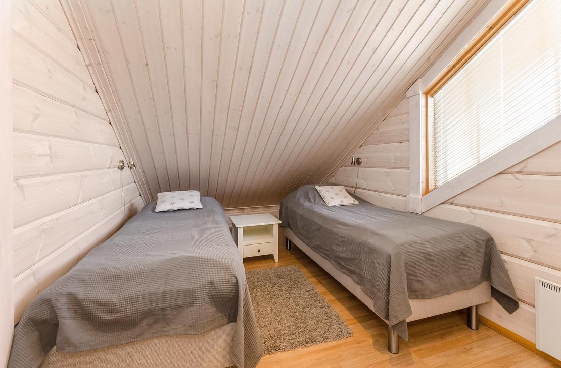 Villa Hymy, kaksi vuodetta, yläkerran pienempi makuuhuone