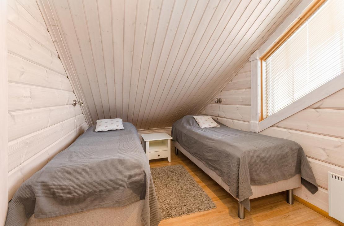 Villa Hymy, kaksi vuodetta, yläkerran pienempi makuuhuone