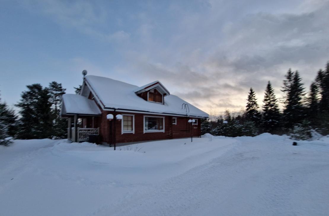 Villa Onni m&ouml;kki auringonlasku talvella, Majoitus Koli