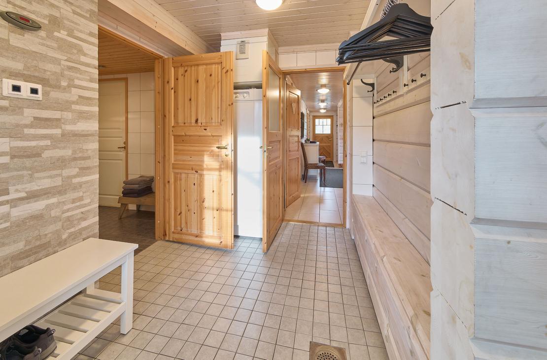 Villa Hymy, eteinen, pesukone, kuivauskaappi