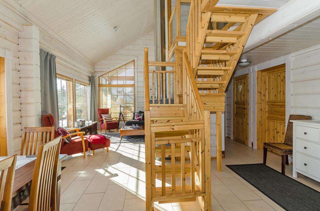 Villa Hymy mökki, majoitus, olohuone, portaikko yläkertaan