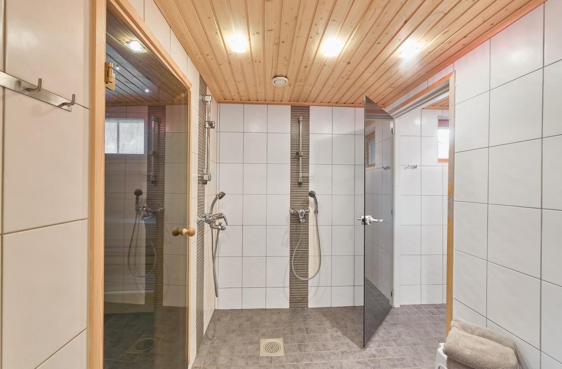 Villa Onni m&ouml;kin suihkutilat, kylpyhuone