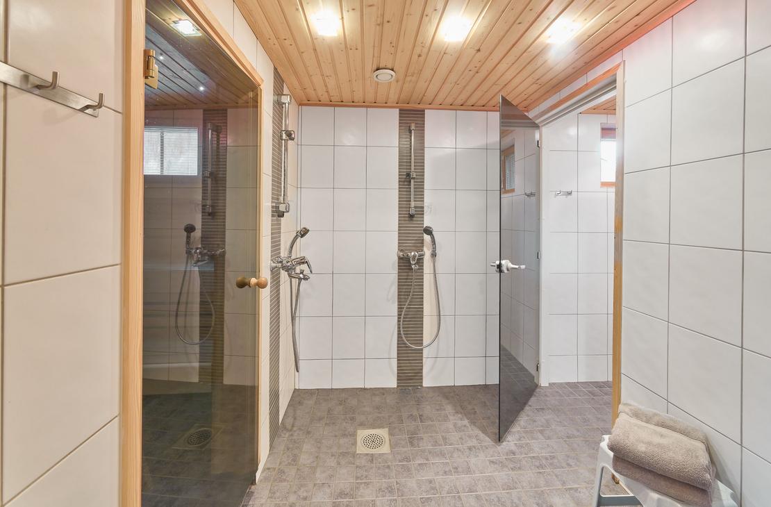 Villa Onni m&ouml;kin suihkutilat, kylpyhuone