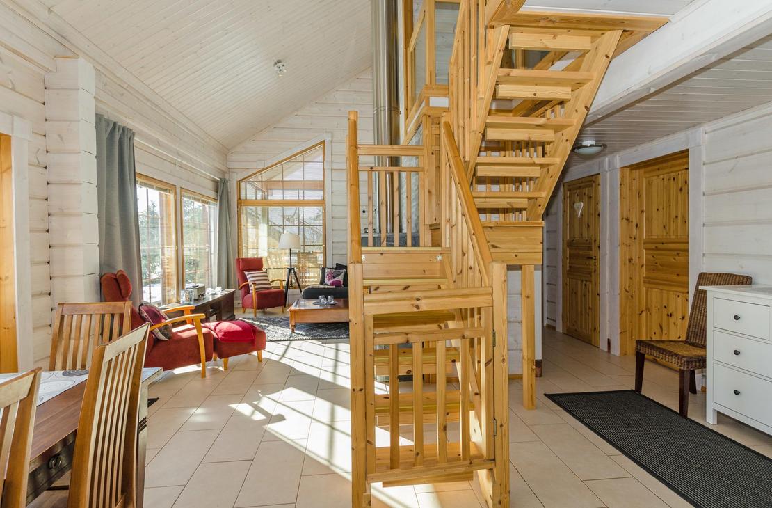 Villa Hymy mökki, majoitus, olohuone, portaikko yläkertaan
