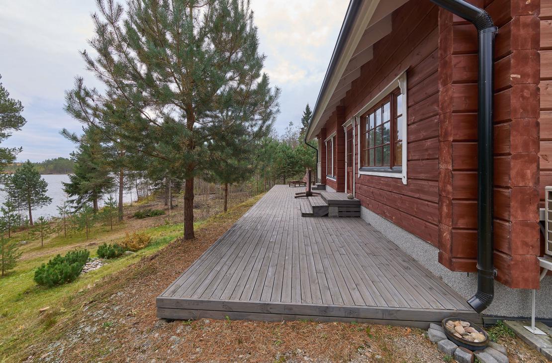 Villa Onni maisema talvella, K&auml;r&auml;nk&auml;lampi taustalla