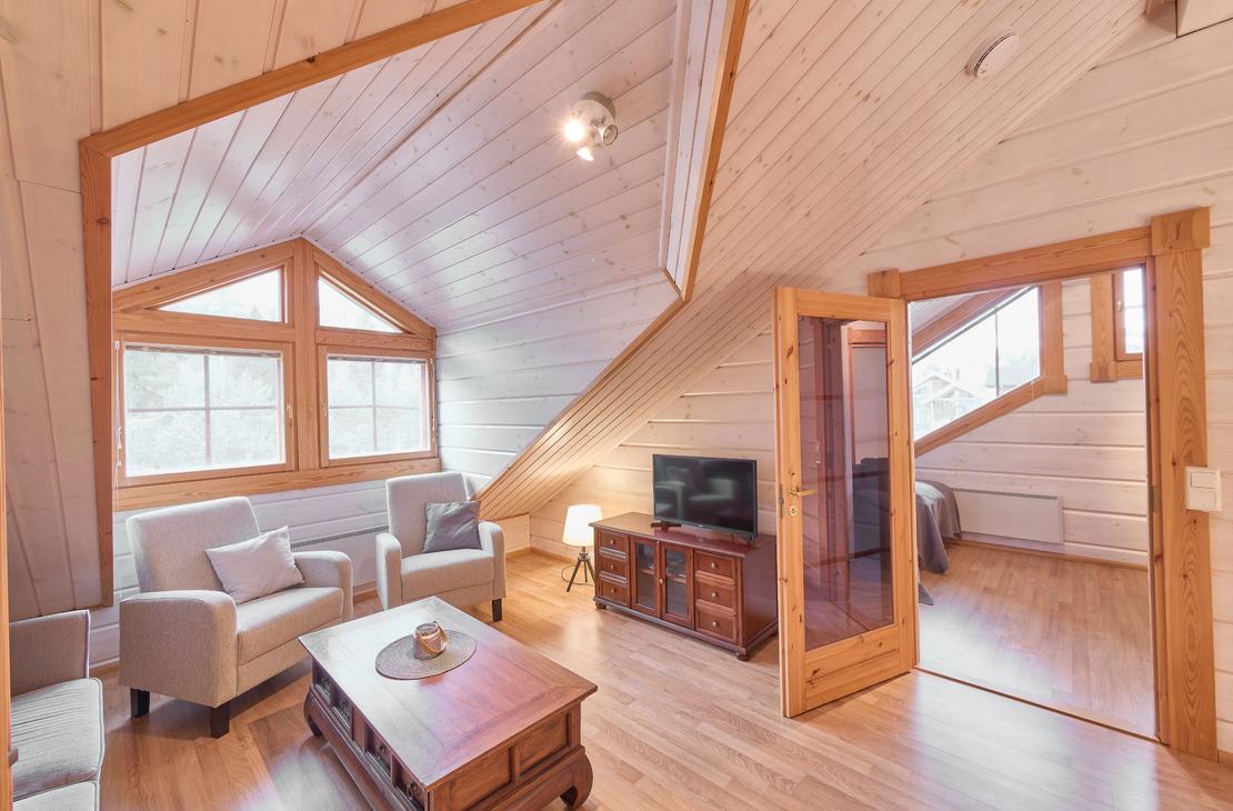 Villa Onni, m&ouml;kin yl&auml;kerran olohuone, televisiotila