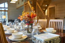 Kauniisti katettu ruokap&ouml;yt&auml; vuokram&ouml;kiss&auml; Pielisen rannalla. Majoitus Pohjois-Karjalassa tarjoaa laadukkaita vuokram&ouml;kkej&auml; ja kodikkaita tiloja It&auml;-Suomessa.