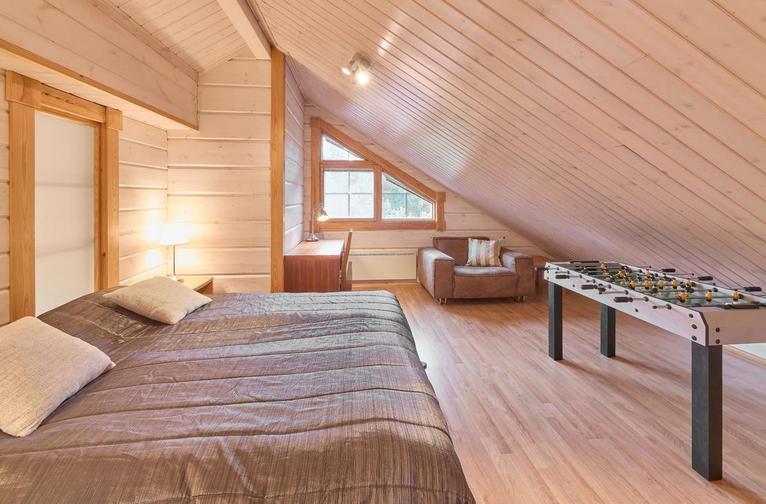 Villa Onni m&ouml;kin yl&auml;kerran makuuhuone, paris&auml;nky