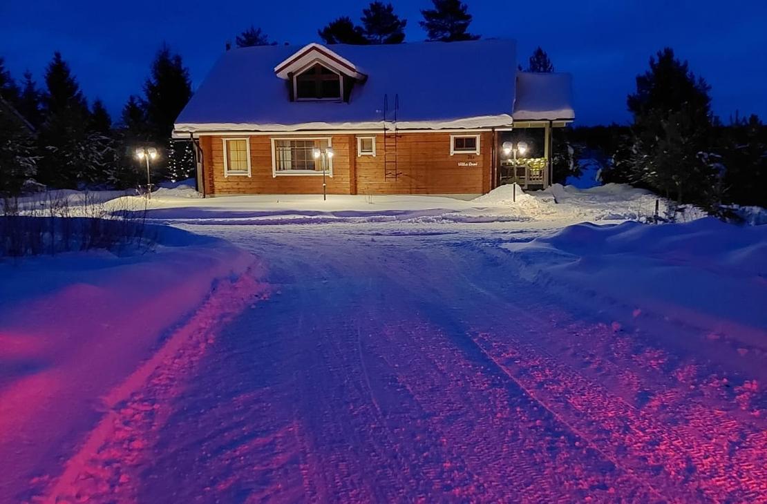 Villa Onni vuokramökki iltavalaistuksessa, Majoitus Kolilla