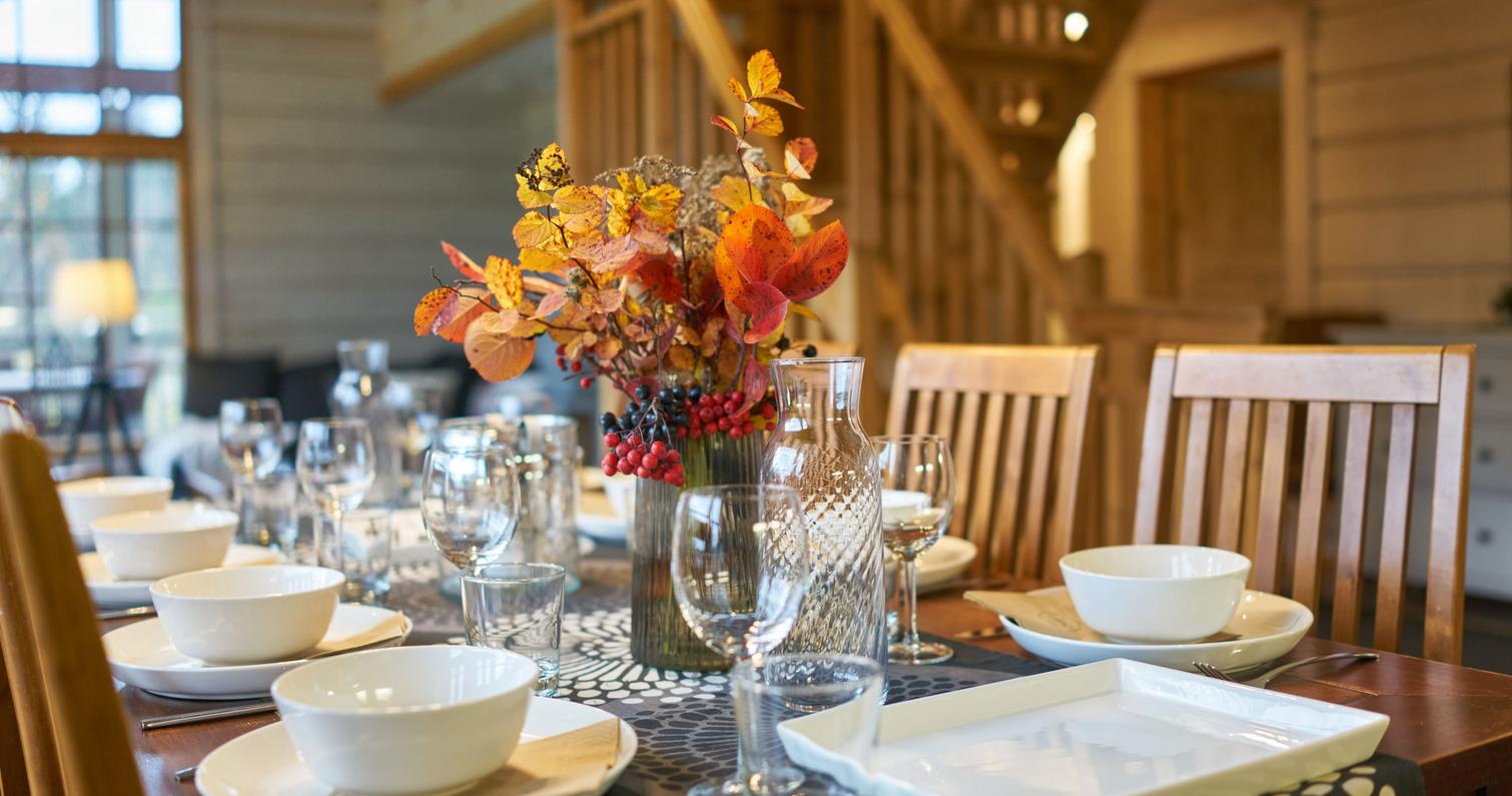 Kauniisti katettu ruokap&ouml;yt&auml; vuokram&ouml;kiss&auml; Pielisen rannalla. Majoitus Pohjois-Karjalassa tarjoaa laadukkaita vuokram&ouml;kkej&auml; ja kodikkaita tiloja It&auml;-Suomessa.