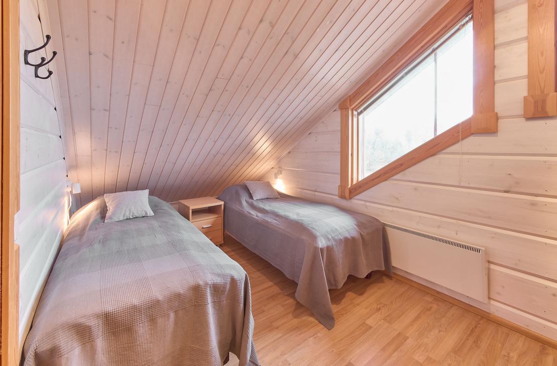 Villa Onni mökin yläkerran pieni makuuhuone
