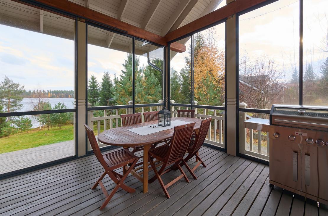 Villa Hymy, terassi, lasiterassi, grilli, pöytäryhmä