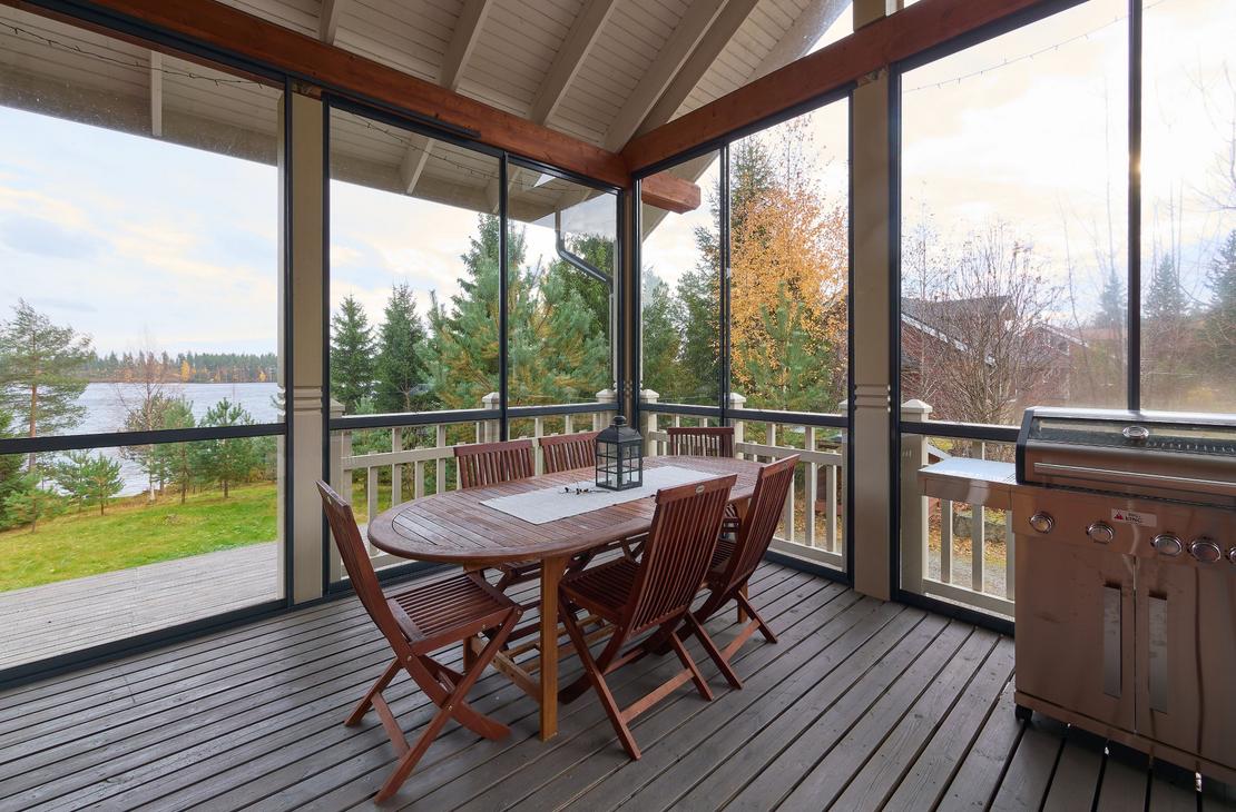 Villa Hymy, terassi, lasiterassi, grilli, pöytäryhmä