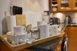 Keitti&ouml; vuokram&ouml;kiss&auml; It&auml;-Suomessa, jossa tarjotin kahvitarvikkeilla ja astioilla. Pohjois-Karjalan m&ouml;kit tarjoavat kodikkaat puitteet Pielisen rannalla.