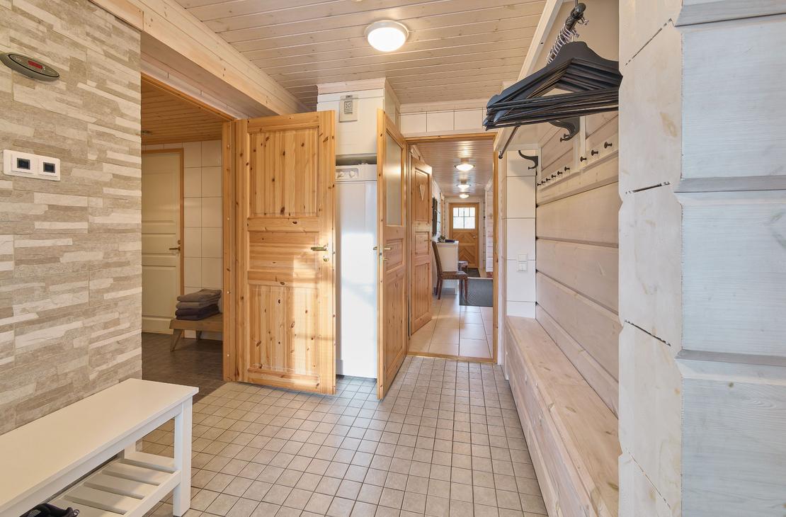 Villa Hymy, eteinen, pesukone, kuivauskaappi