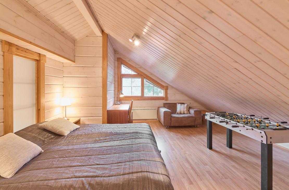 Villa Onni mökin yläkerran makuuhuone, parisänky