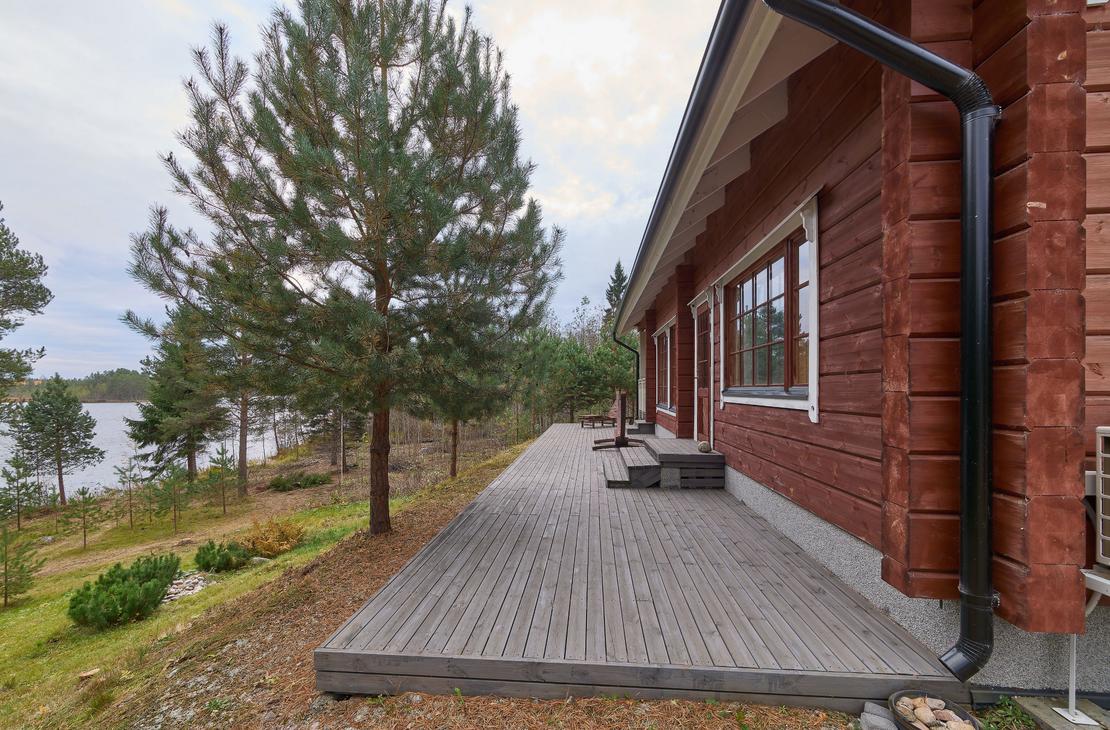 Villa Onni maisema talvella, K&auml;r&auml;nk&auml;lampi taustalla