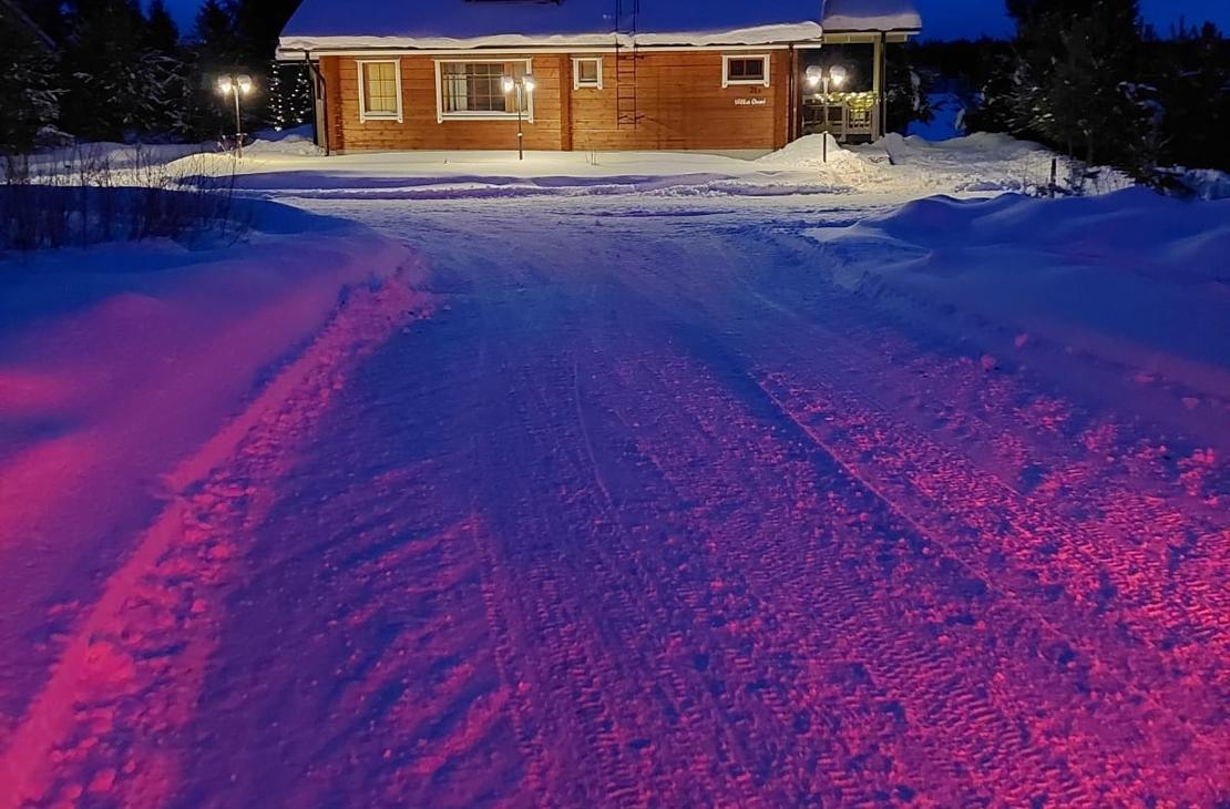 Villa Onni vuokramökki iltavalaistuksessa, Majoitus Kolilla