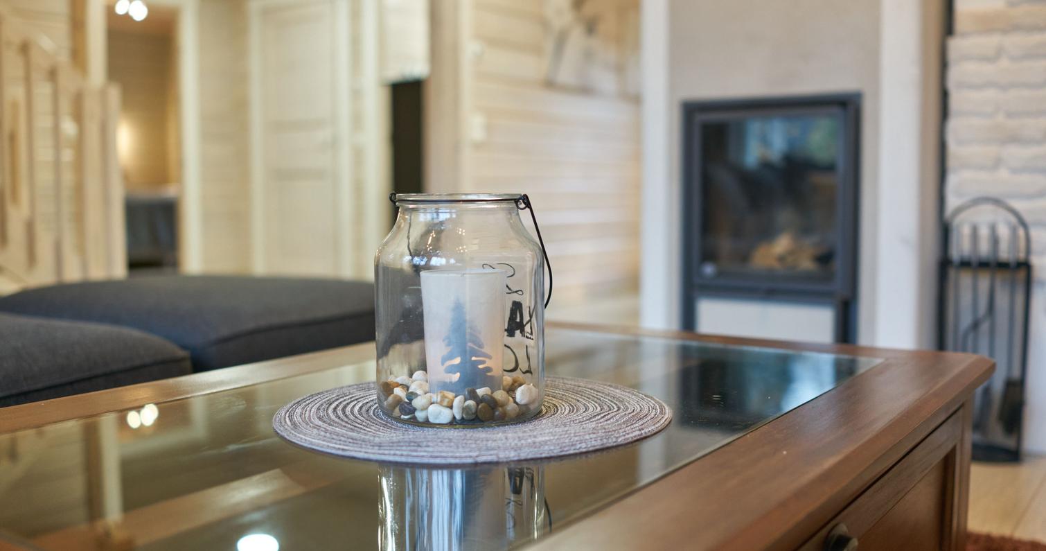 Tunnelmallinen kynttil&auml;lyhty vuokram&ouml;kin olohuoneessa Pielisen rannalla. Majoitus Pohjois-Karjalassa yhdist&auml;&auml; mukavuuden ja luonnonl&auml;heisyyden.