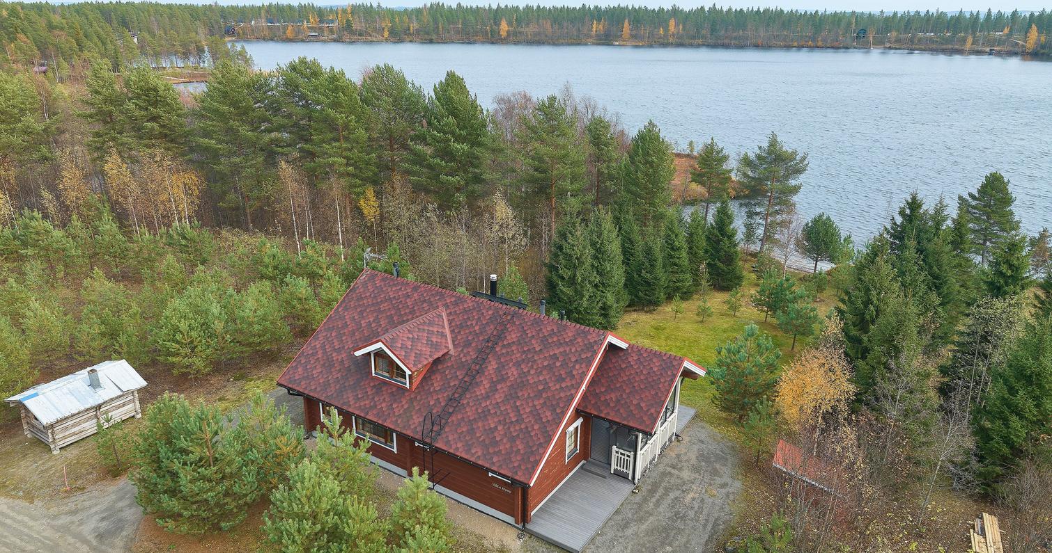 Ilmakuva Pielisen rannalla sijaitsevasta vuokramökistä Pohjois-Karjalassa. Vuokramökit Itä-Suomessa tarjoavat rauhallisen majoituksen luonnon helmassa.