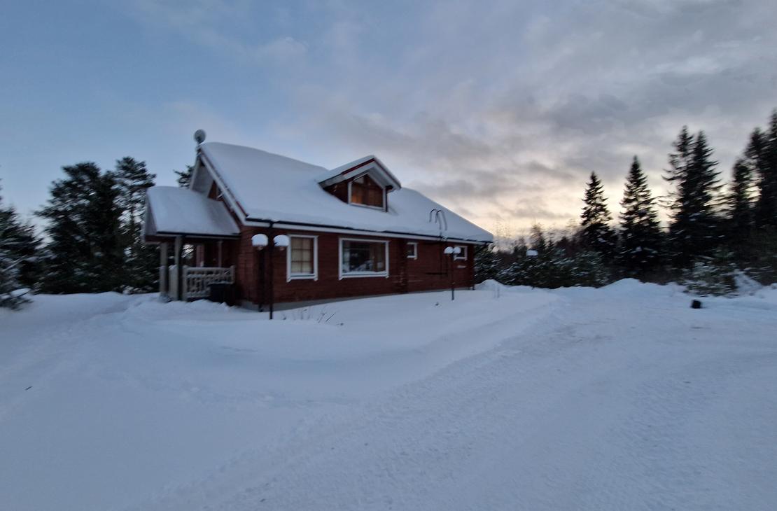 Villa Onni m&ouml;kki auringonlasku talvella, Majoitus Koli