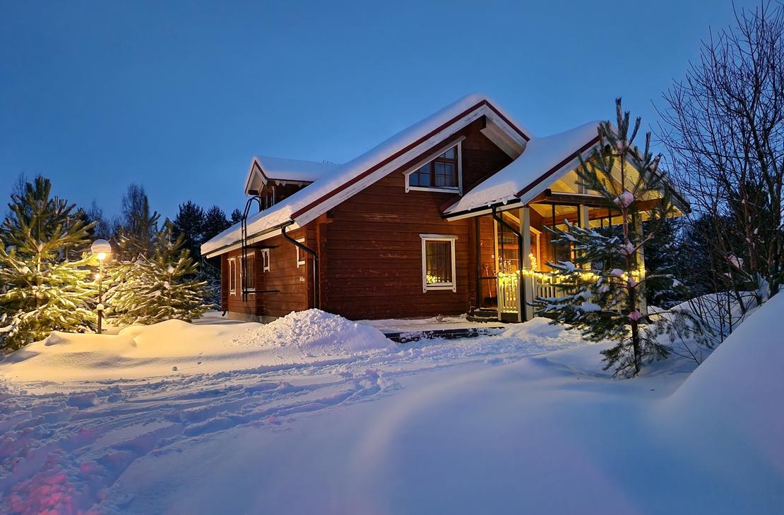 Villa Onni, mökki, iltavalaistus, talvi