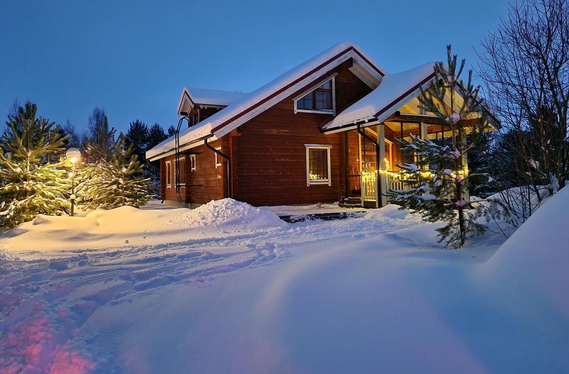 Villa Onni, mökki, iltavalaistus, talvi